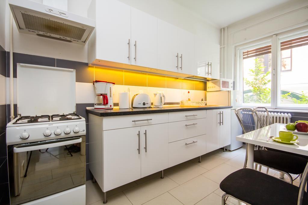 Andrassy Apartment With Inside Parking Budapest Exteriör bild