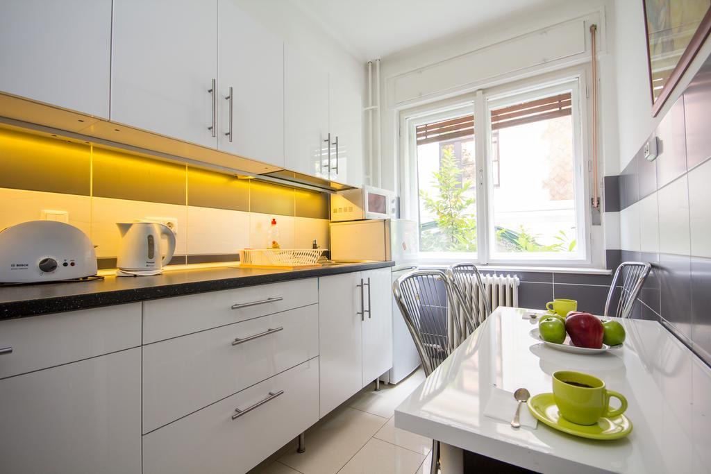 Andrassy Apartment With Inside Parking Budapest Exteriör bild