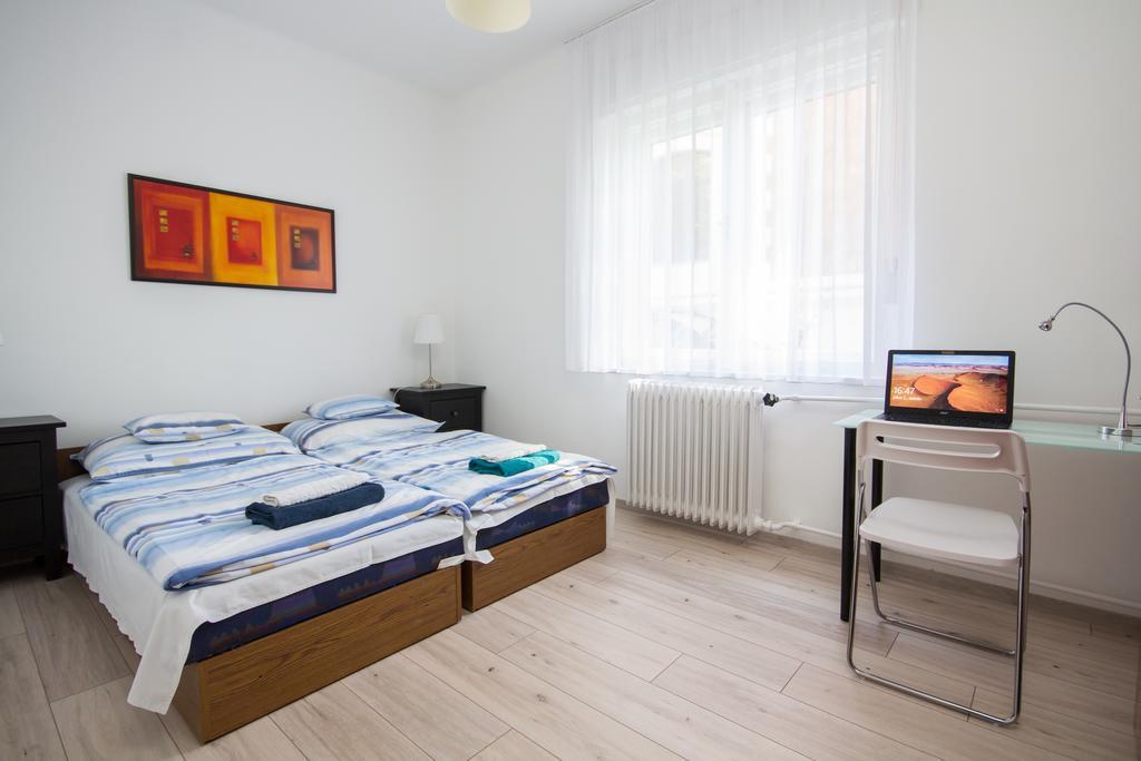 Andrassy Apartment With Inside Parking Budapest Exteriör bild