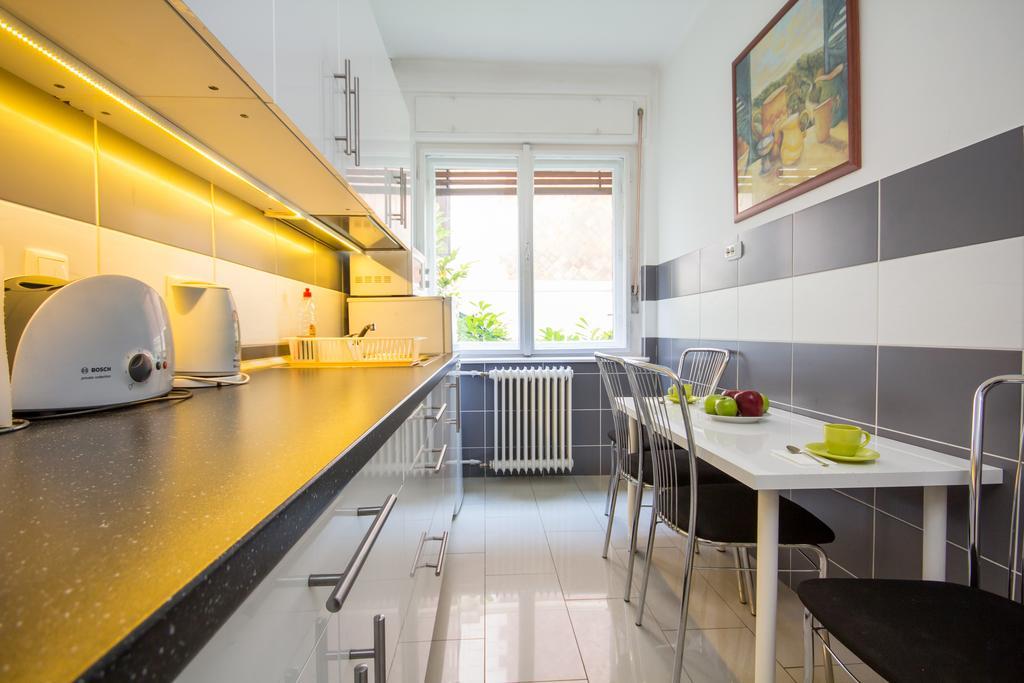 Andrassy Apartment With Inside Parking Budapest Exteriör bild
